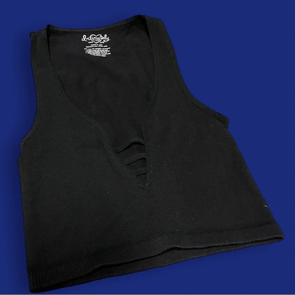 ⭐️HP⭐️NWOT FP Intimately cropped tank w/ three line accent in black. XS/S - Picture 4 of 8